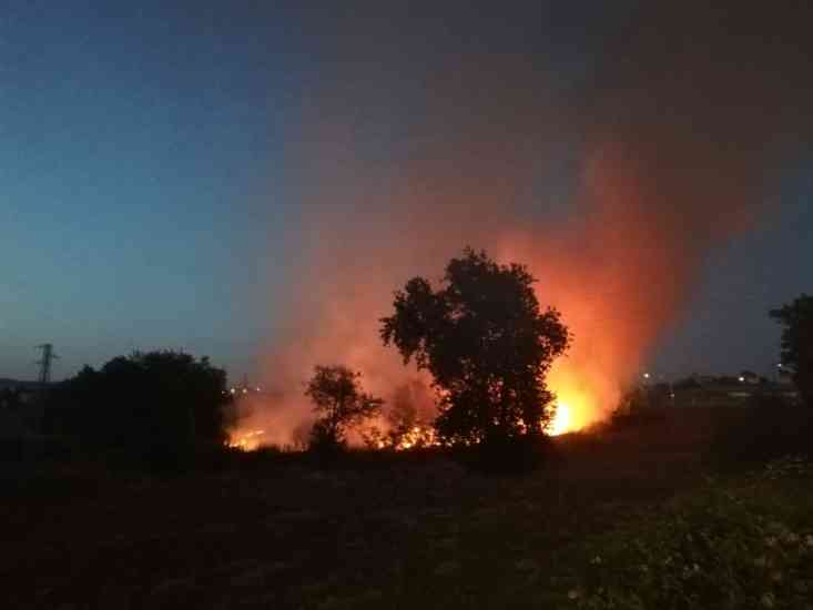 Vasto incendio alle porte della città chiuso svincolo per la