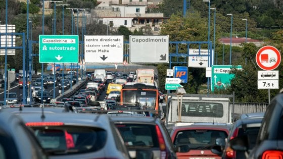 Si ribalta autocisterna su tangenziale di Napoli, traffico fermo