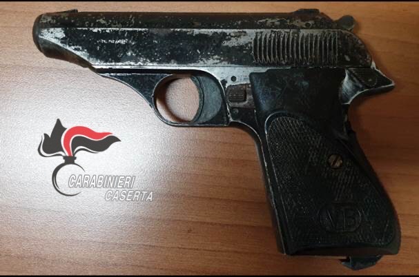 Parete, possesso di arma rubata e 242mila euro: Polizia arresta tiktoker