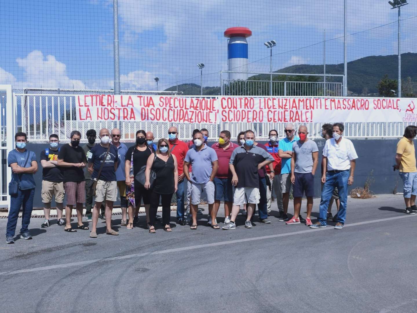 Salerno, protesta dei lavoratori del centro commerciale La Fabbrica