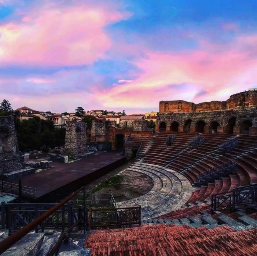 Apertura Serale Straordinaria Del Teatro Romano Con Il Concerto Dei Neacò