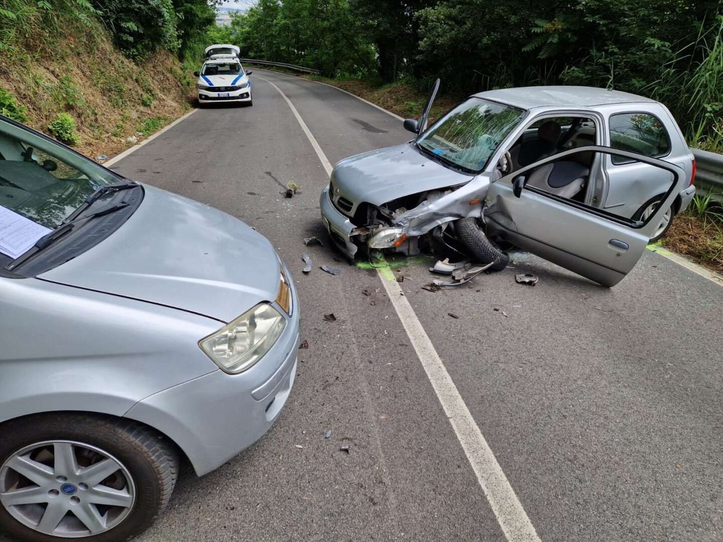 Incidente tra due auto alle porte della città: una persona