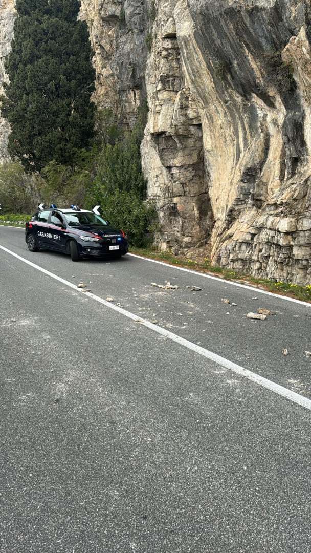 Frana su statale Amalfitana: strada chiusa tra Cetara e Salerno