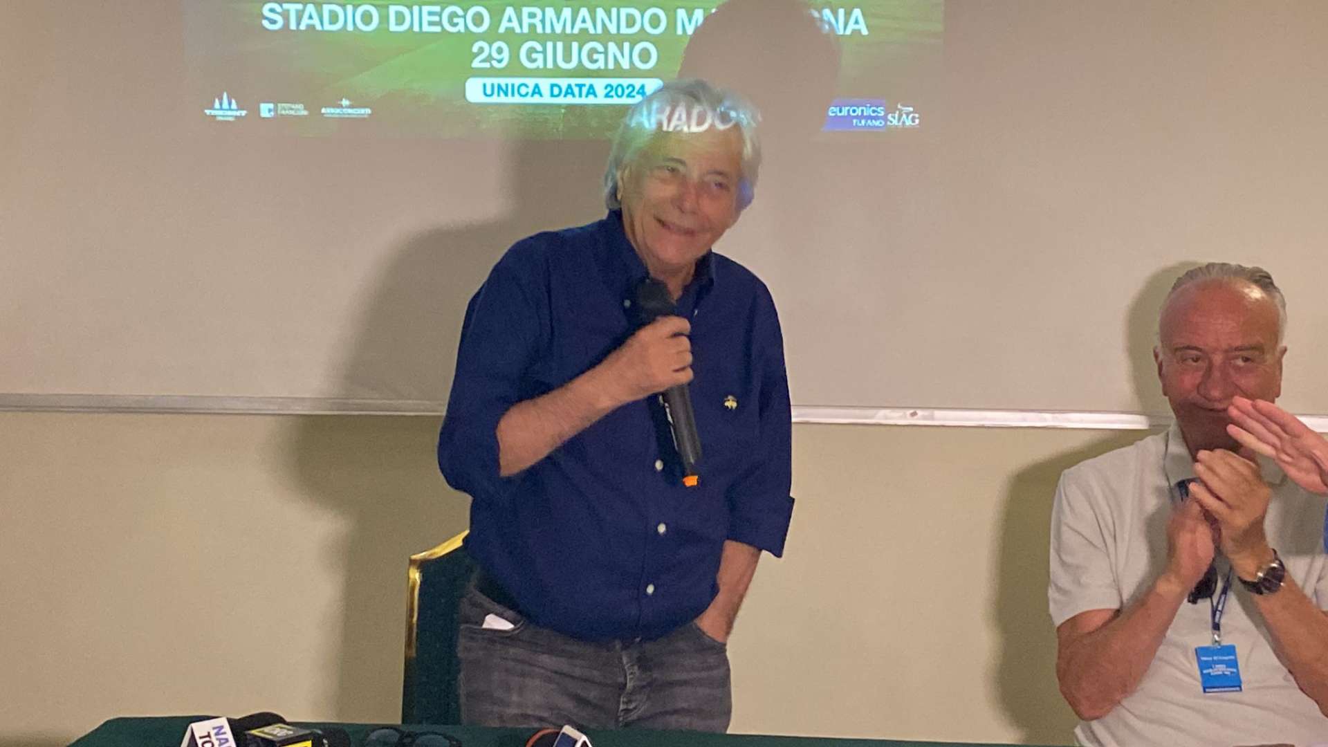 Nino D’Angelo, conferenza stampa: “Lo stadio è mio, un sogno che si avvera. L’Italia mi ha sempre ostacolato, ora Napoli è vincente: c’è un’esplosione culturale”