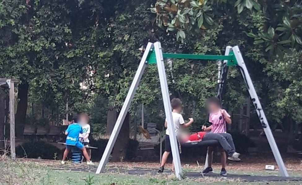 Parco Mascagna chiuso, bambini giocano nell’area incustodita: denunciato rischio sicurezza