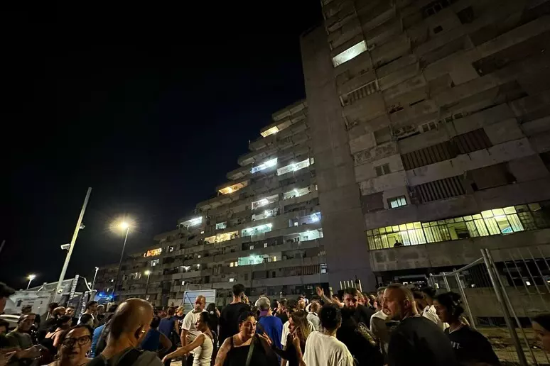 Crollo Vela Celeste, protestano i cittadini di Scampia: “Il tempo è scaduto”