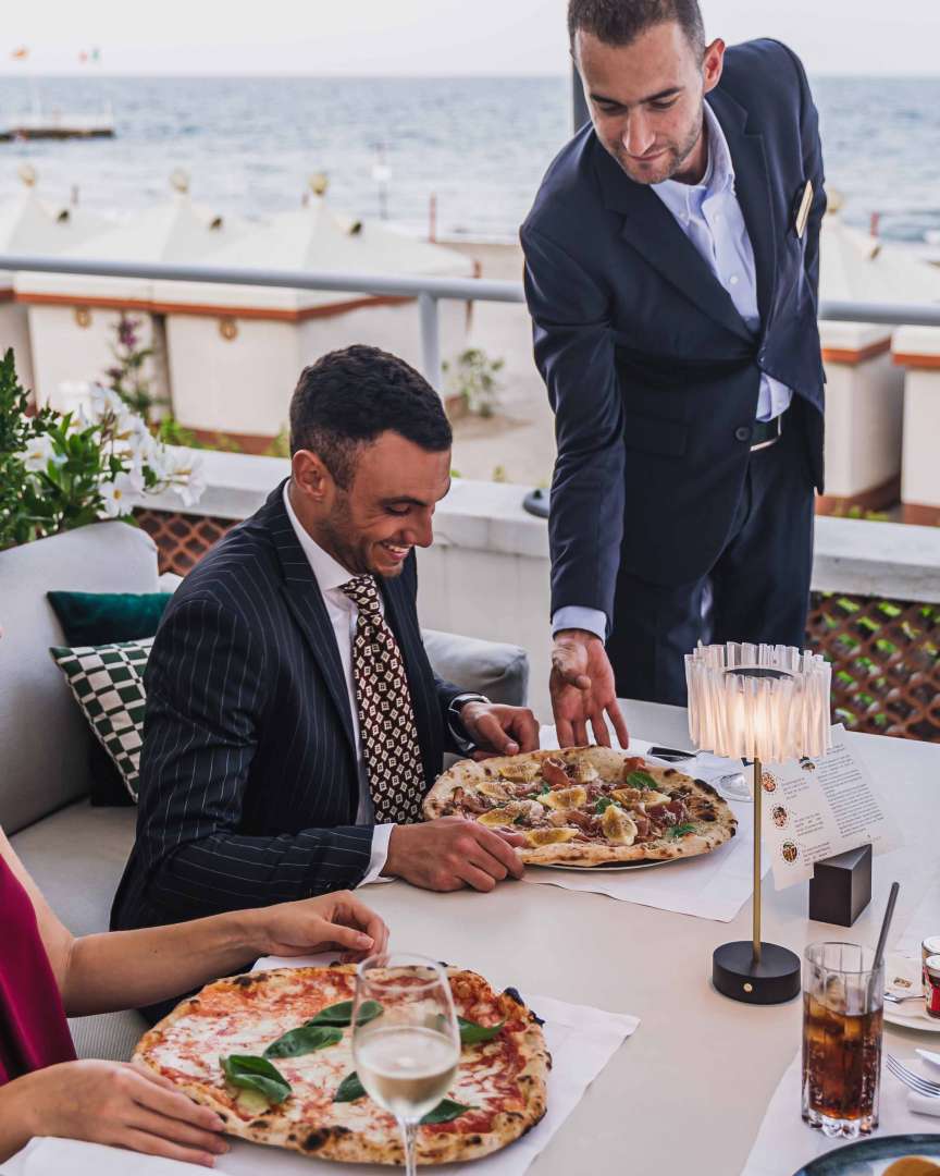 Pizza e Champagne sul mare a Venezia: l’Antica Pizzeria da Michele all’Hotel Excelsior