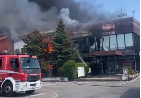 Grosso incendio nel Napoletano, in fiamme industria dolciaria