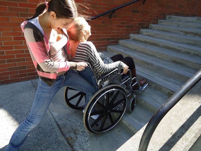 Comune di Napoli, è rissa sull’assistenza agli alunni disabili