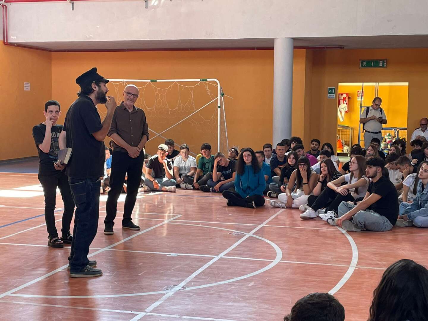 Vinicio Capossela abbraccia gli alunni del “Maffucci” di Calitri