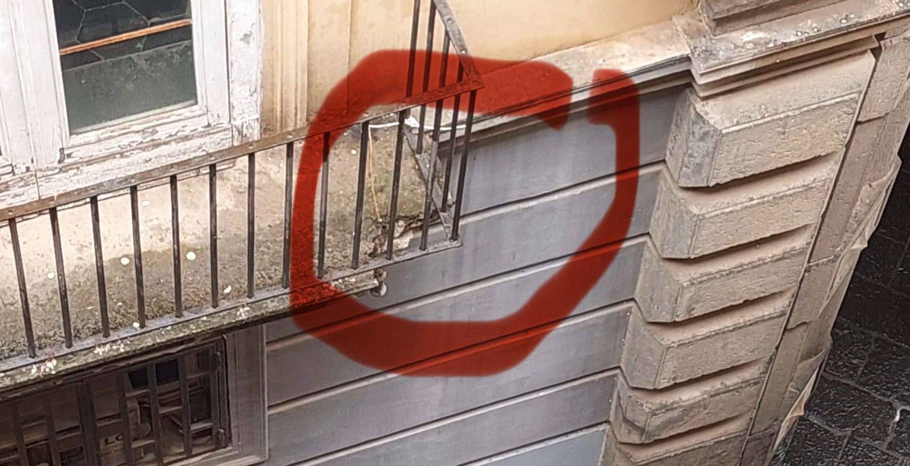 Si stacca pezzo di balcone, la consigliera Muscarà lancia l’allarme: “Sicurezza nel Centro Storico Unesco di Napoli è a rischio”