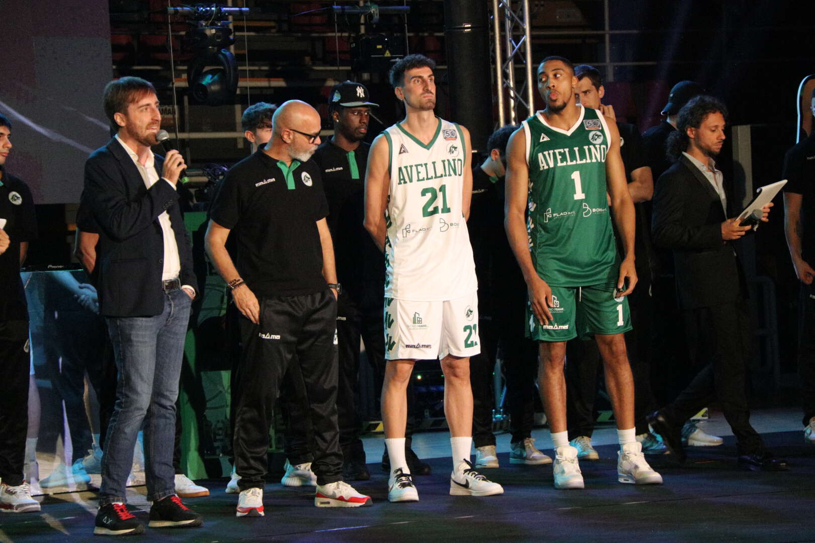 FOTO/ “Balla coi lupi”: l’Avellino Basket si presenta alla città