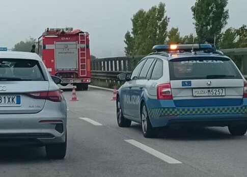 Incidente fra tue autovetture, mattinata con traffico in tilt sul raccordo autostradale