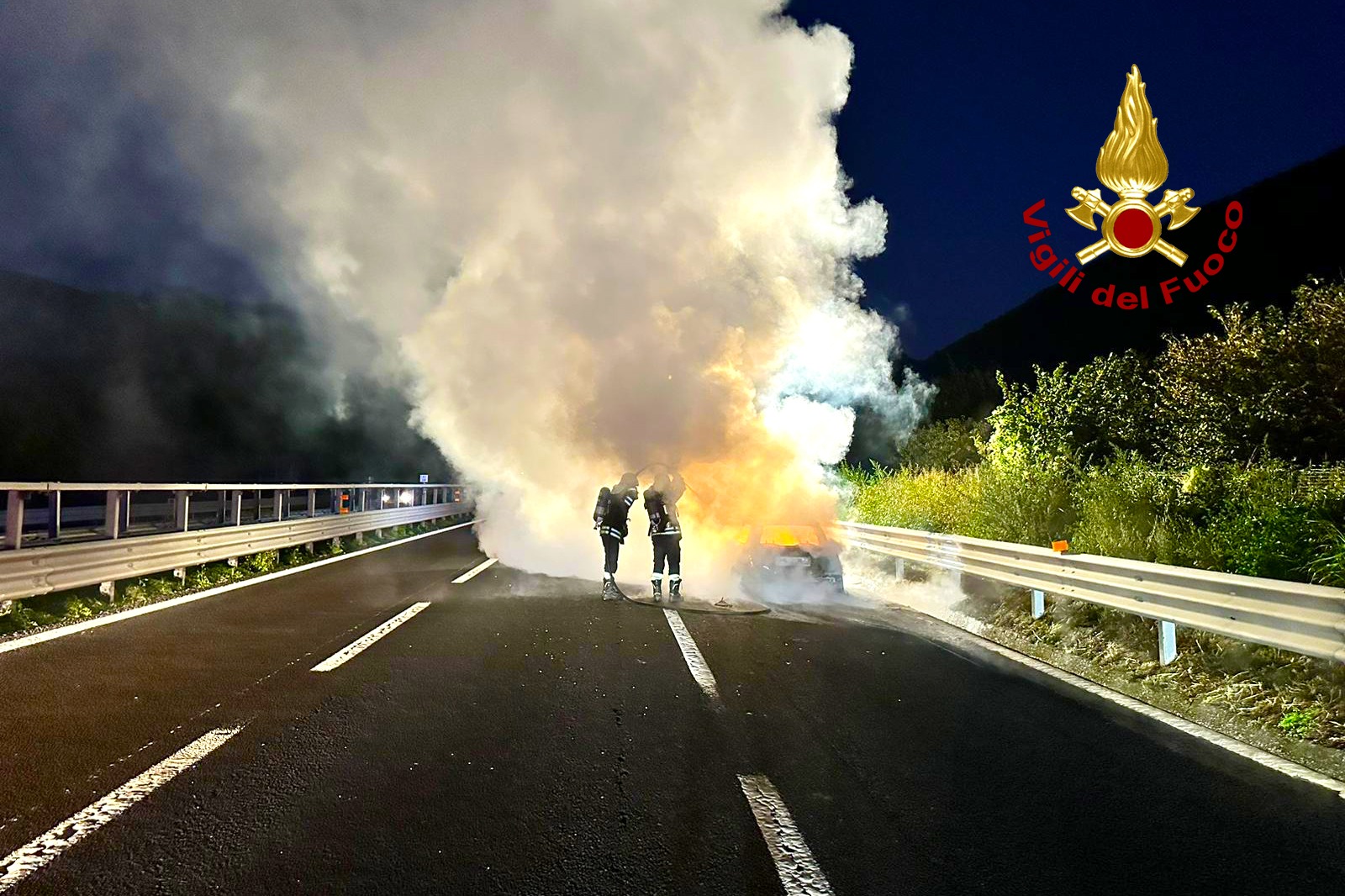 FOTO/  Auto in transito va a fuoco: tragedia sfiorata