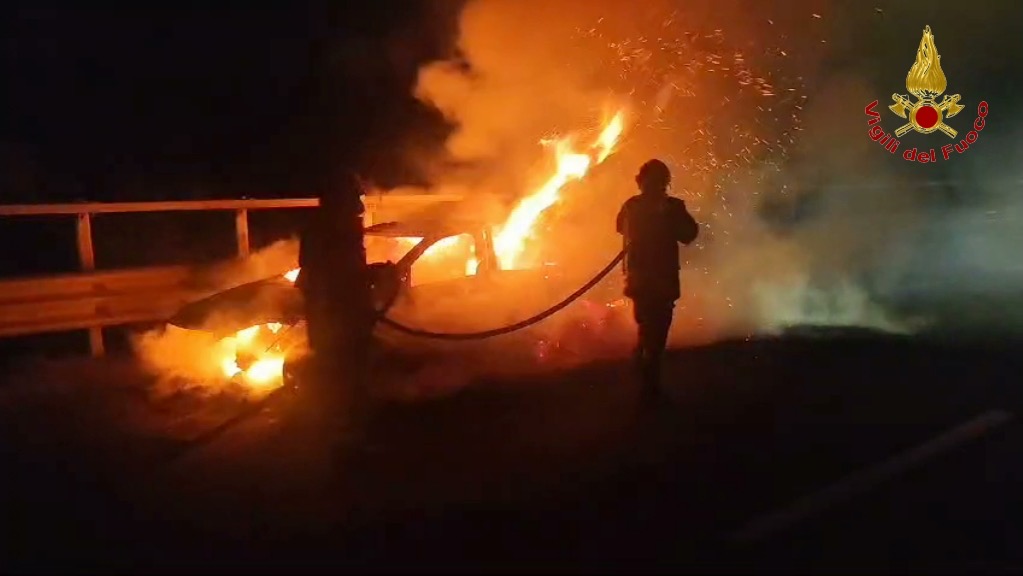 Auto in fiamme lungo l’A16, coppia salva per miracolo