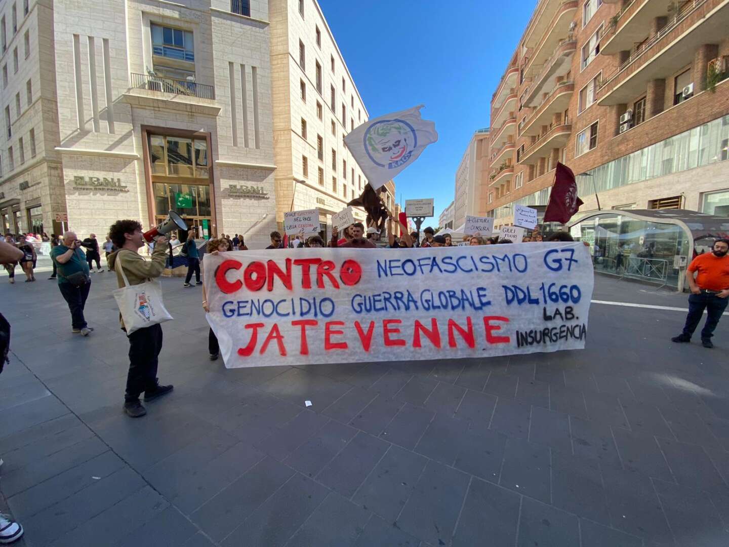 VIDEO/ Corteo anti G7 della Difesa: attivisti sfilano in piazza contro Giuli