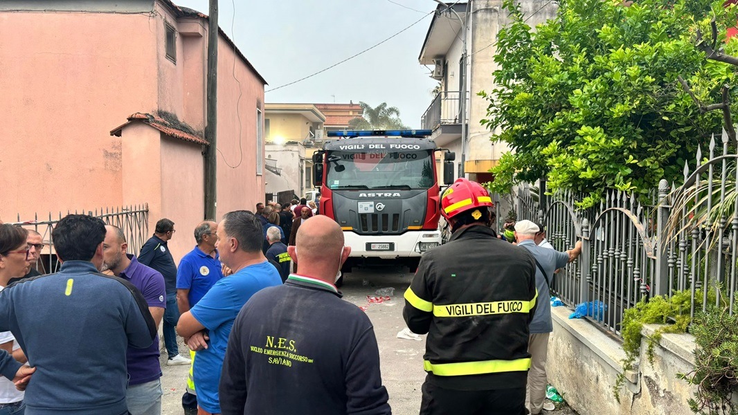 Crolla palazzina a Saviano, 3 vittime e 2 feriti: famiglia distrutta, ipotesi gas