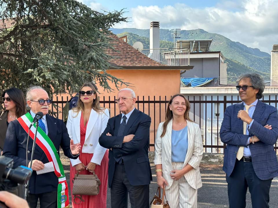 FOTO/ De Luca dalla scuola di Solofra: “Disumano il no allo ius scholae”