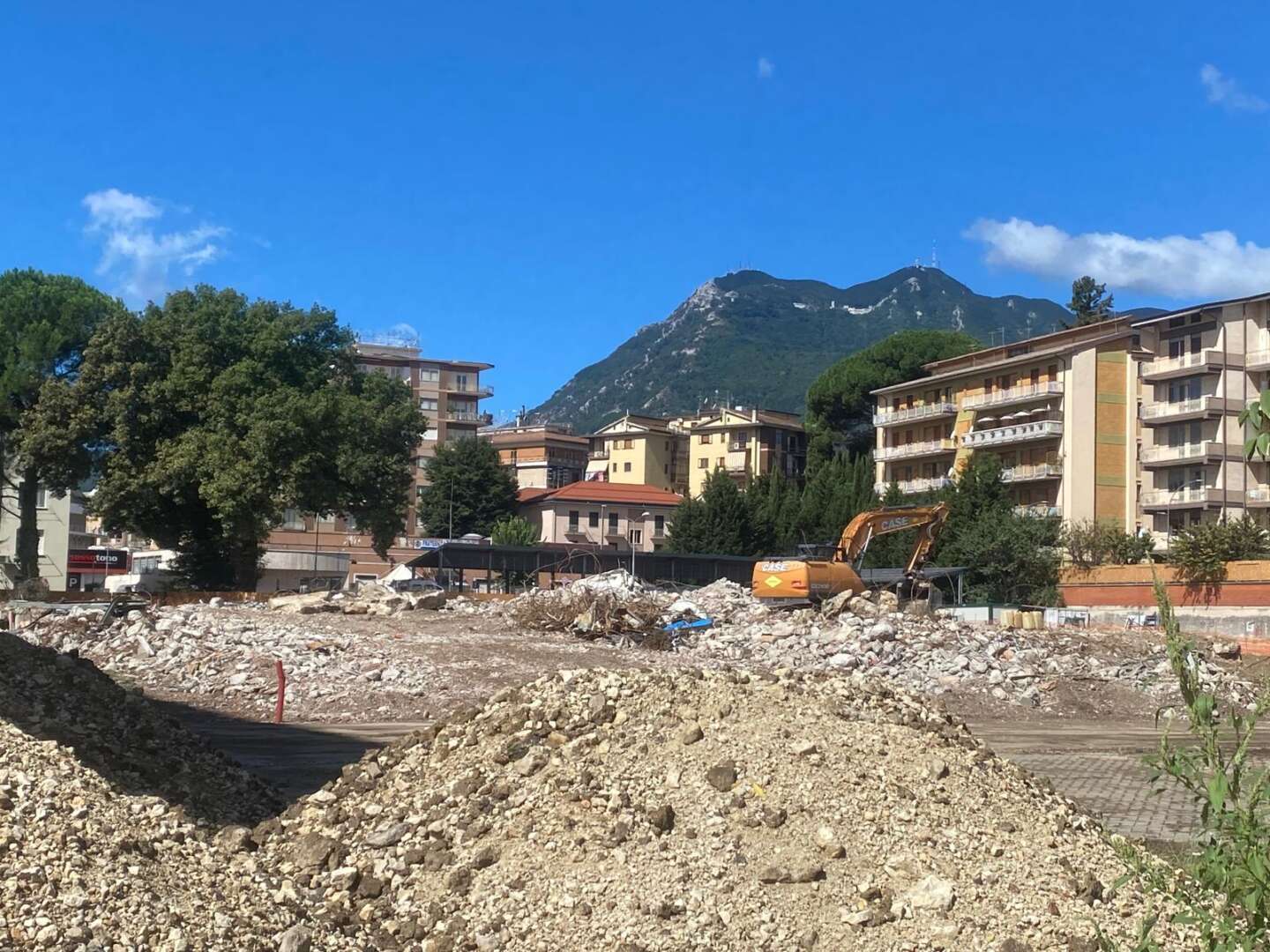 FOTO/ Dante e Imbriani: demolizione conclusa, ora le nuove scuole