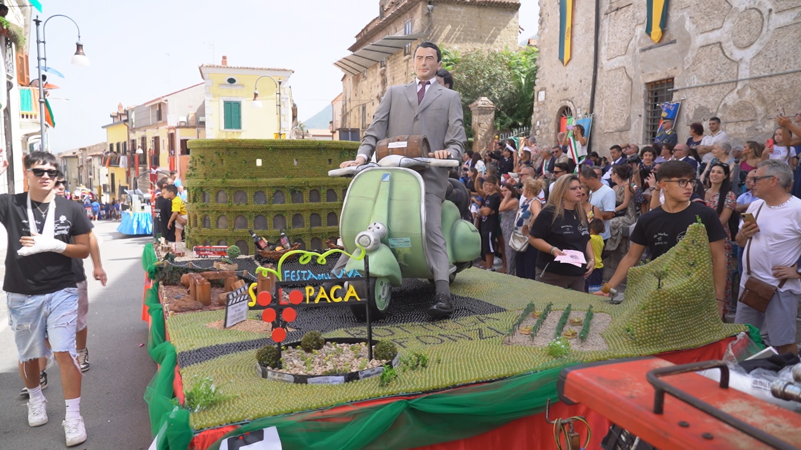 VIDEO/ La ‘Festa dell’Uva’ omaggia il cinema: migliaia di visitatori a Solopaca per la sfilata dei carri