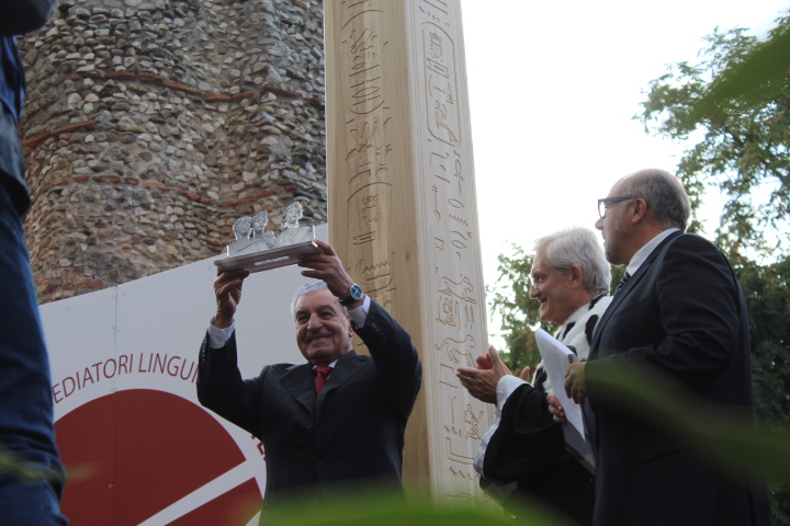 A Zahi Hawass il premio Traiano: la Giustino Fortunato omaggia l’archeologo al Teatro Romano