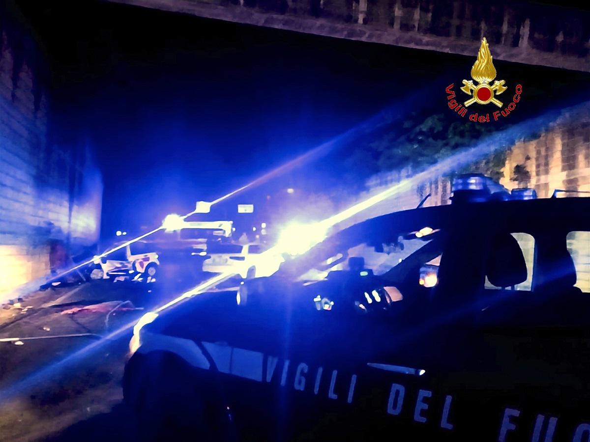 Schianto con l’auto sull’A1, morti due giovani