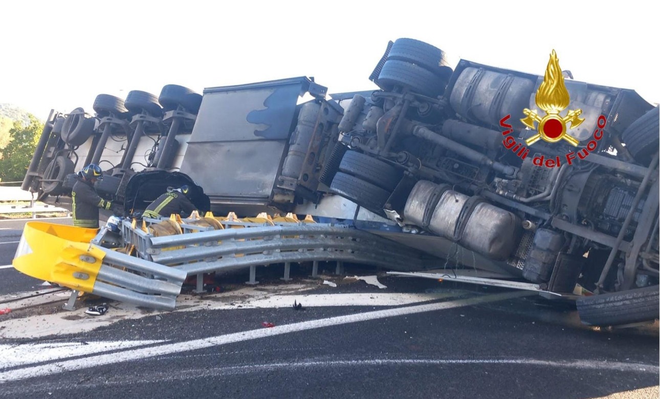 Incidente sull’A30, tir si ribalta e invade corsia opposta