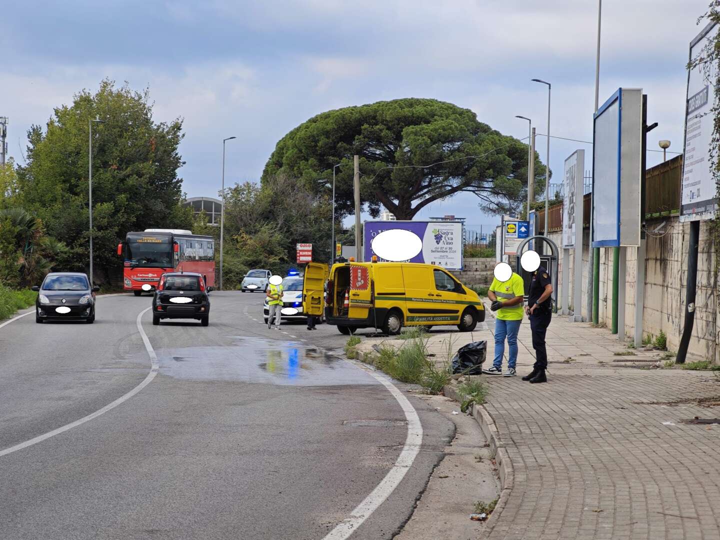 FOTO/ Via San Leonardo, scontro tra auto e mezzo di soccorso