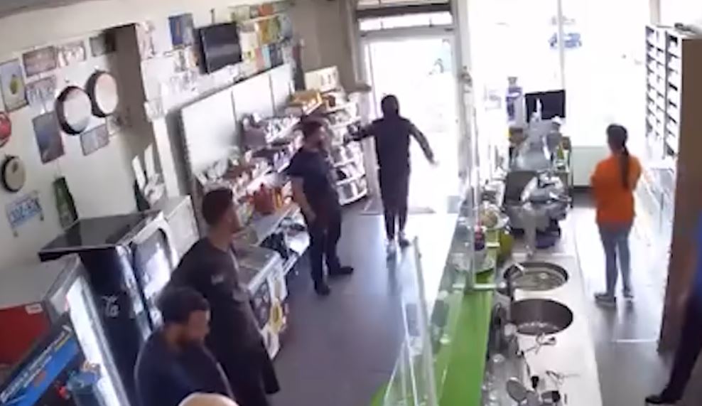 VIDEO/ Ragazzo incappucciato rapina un bar, il video sui social