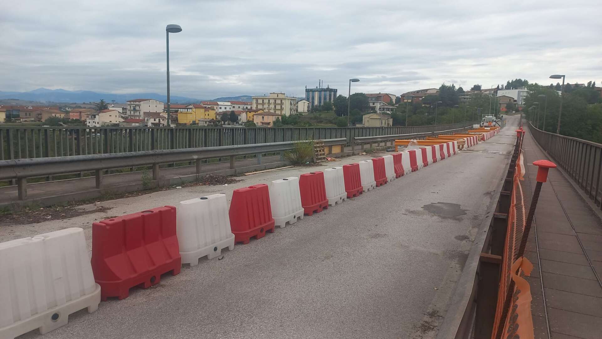 FOTO/ Riaperto a senso unico alternato il ponte San Nicola