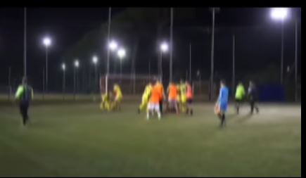 Accoltella avversari durante partita di calcio, il video sul web