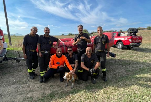 Cane cade in un bacino di raccolta acque: salvato e riconsegnato al proprietario