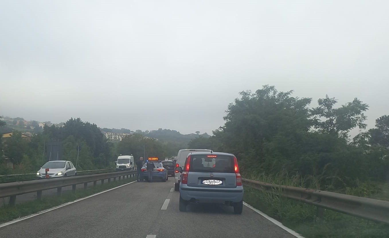 FOTO/ Tamponamento lungo la tangenziale, traffico congestionato in direzione Rione Libertà