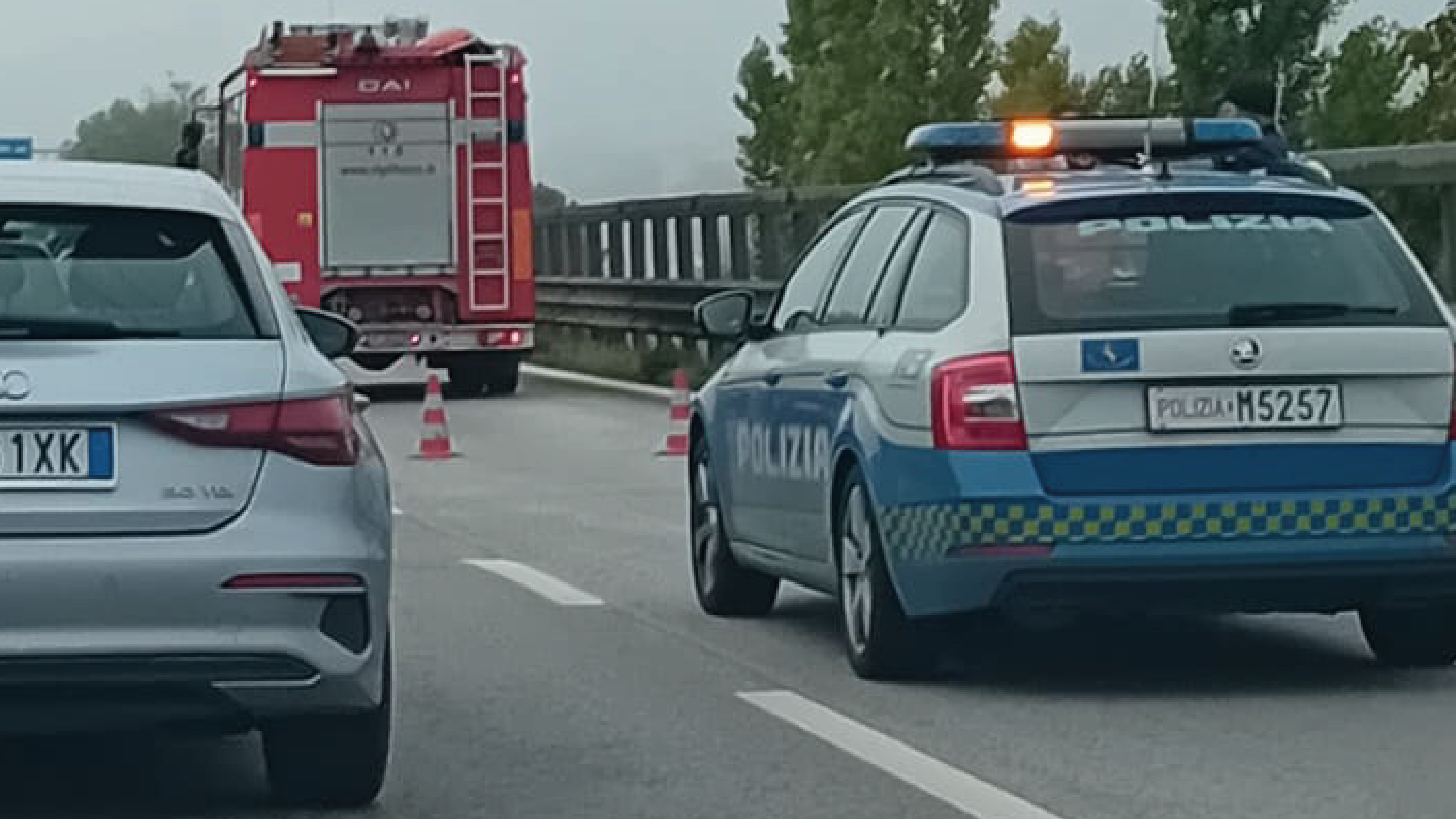 Incidente fra due autovetture, mattinata con traffico in tilt sul raccordo autostradale