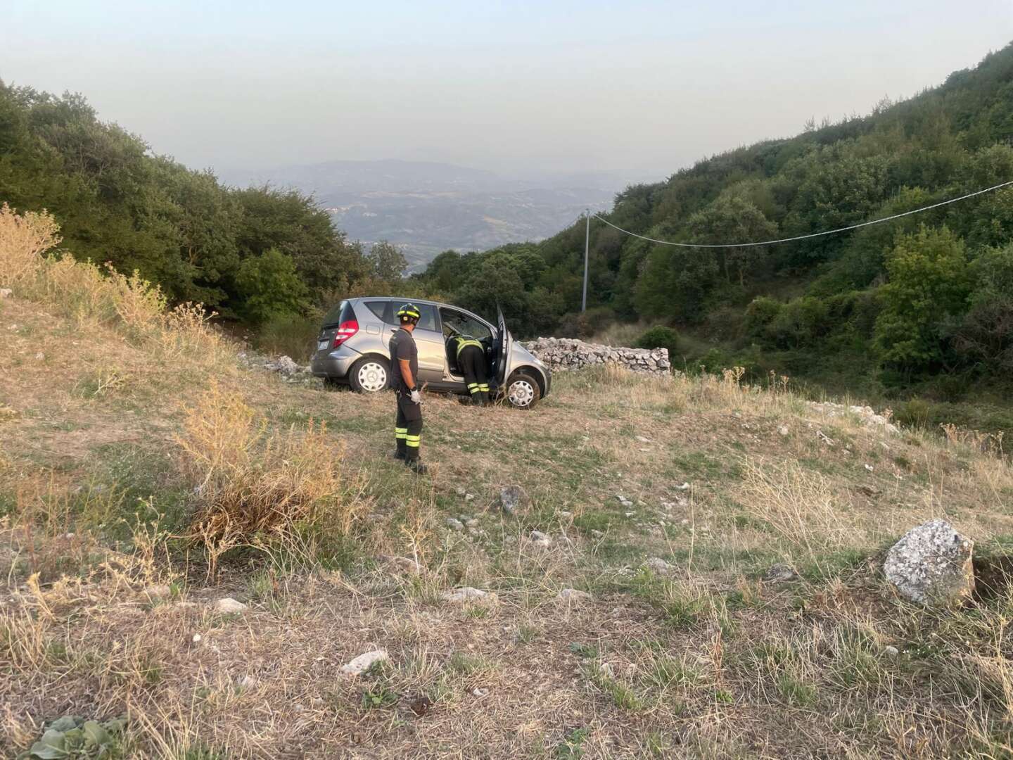 Scivola in un dirupo, donna salvata dai vigili del fuoco