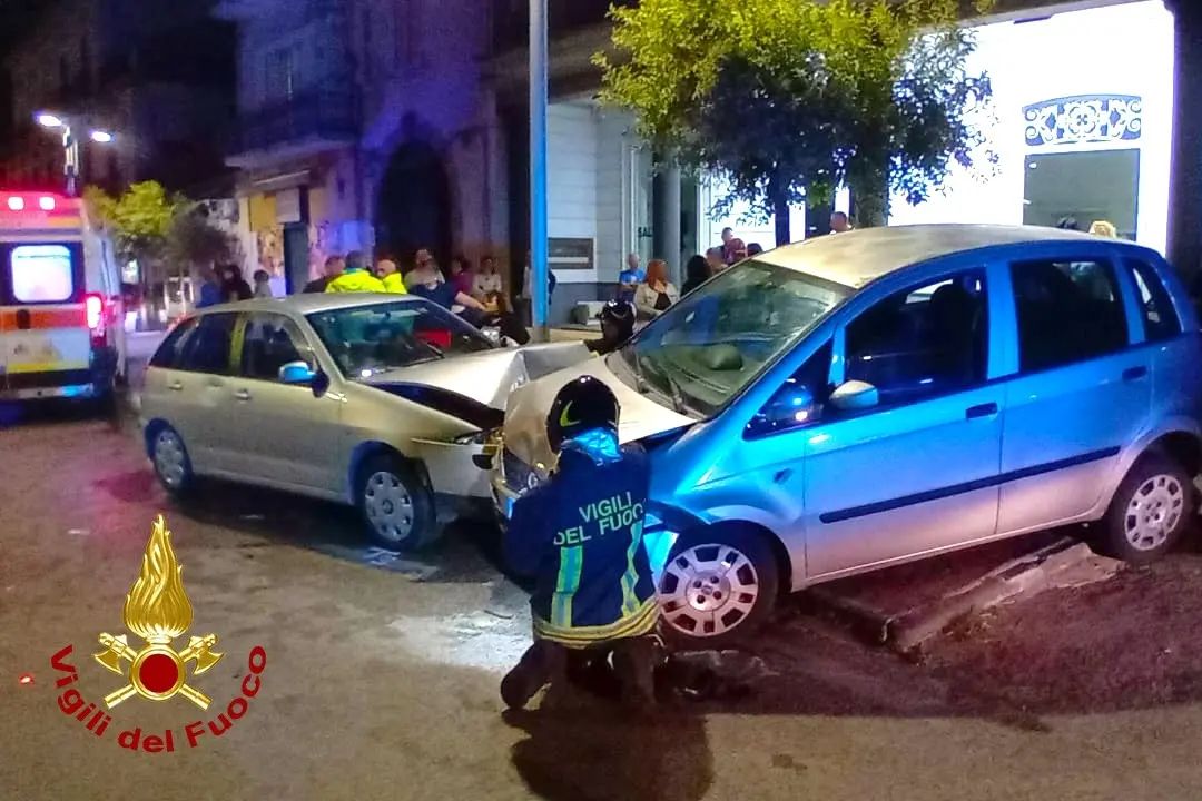 Drammatico incidente frontale tra due auto, quattro feriti