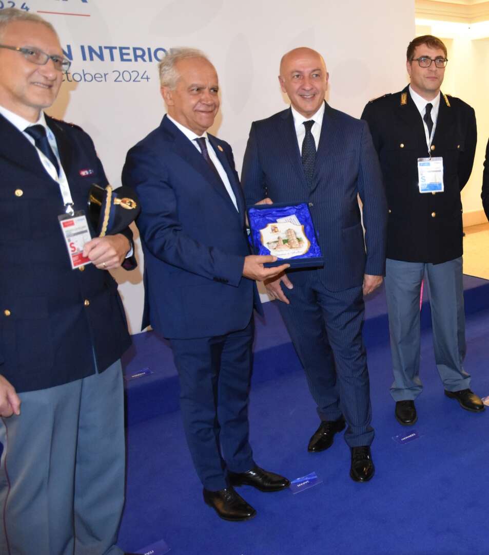 Il Questore rende omaggio al Ministro Piantedosi con un “Crest”