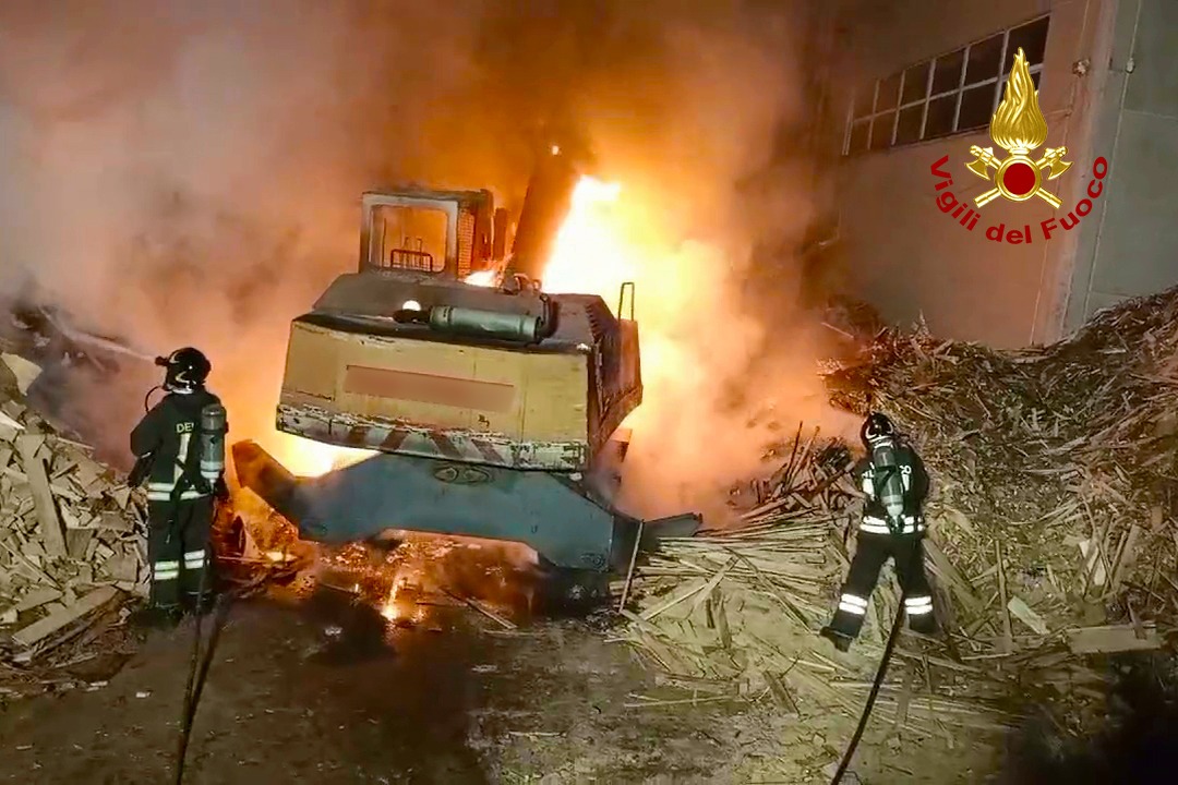 Inferno di fuoco, incendio in azienda di pellet a Sperone