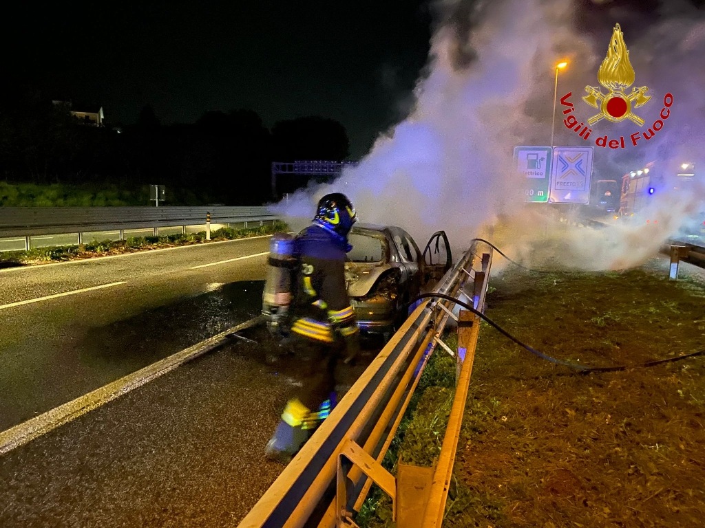 FOTO/ Auto in transito va in fiamme: paura per una famiglia