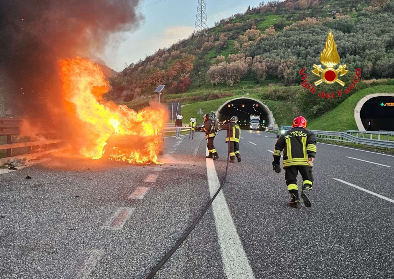 FOTO/ Auto in fiamme in A2, automobilista e passeggeri salvati dai caschi rossi