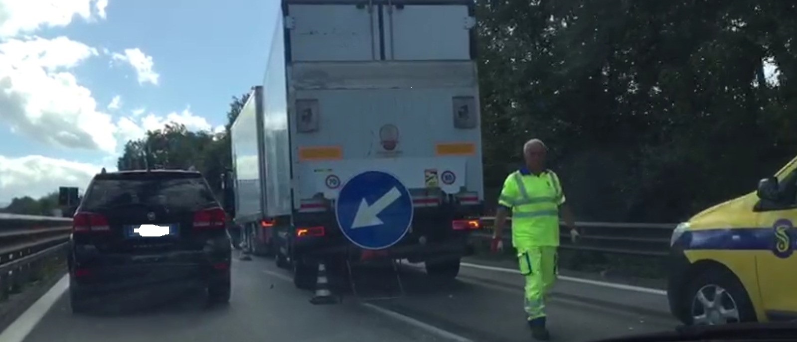 Autotreno in avaria sul raccordo autostradale, disagi al traffico