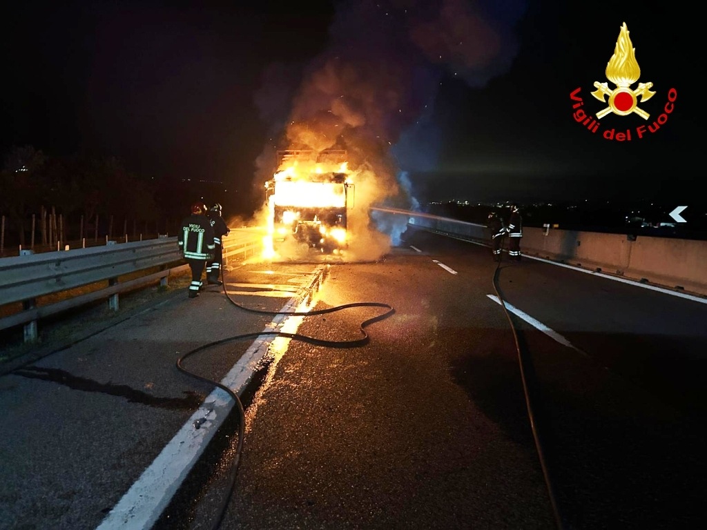 Autocarro in fiamme a Grottaminarda: paura lungo l’A16 Napoli Bari