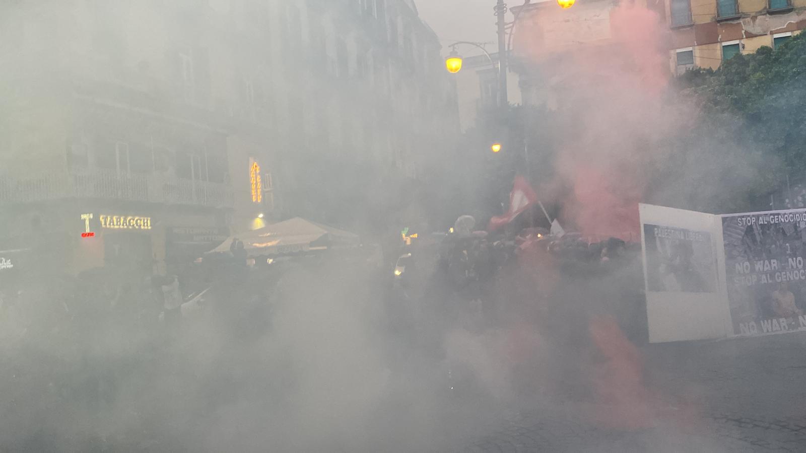 VIDEO/ G7 della Difesa: scontri tra manifestanti e polizia a Napoli