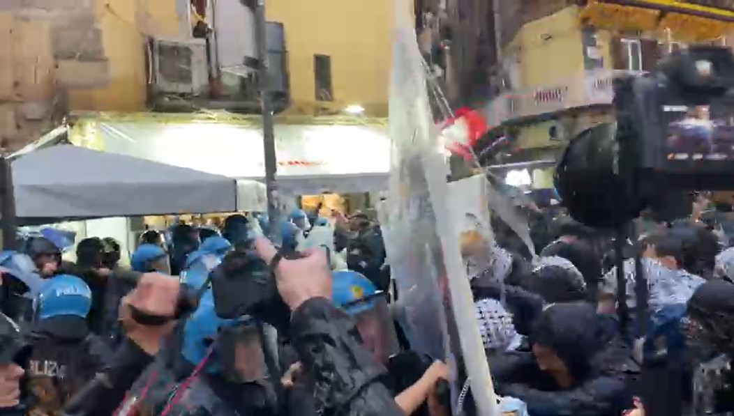 VIDEO/ G7 Difesa a Napoli, scontri e lacrimogeni: un migliaio in corteo