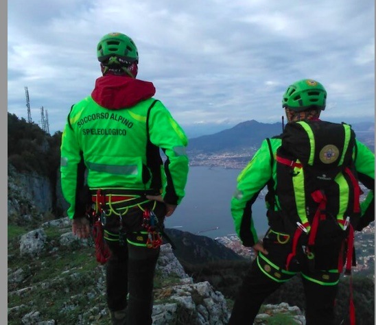 Perde l’orientamento nel sentiero e si perde: salvata giovane donna