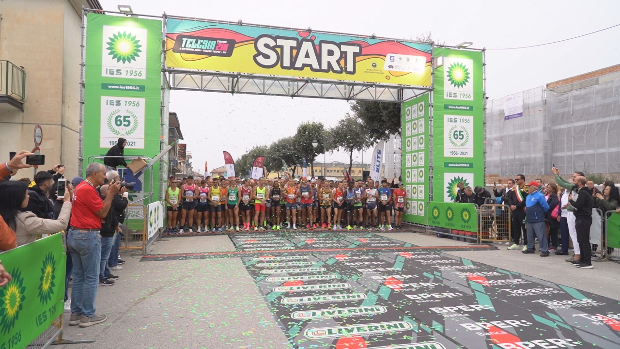 VIDEO & FOTO/ Telesia Half Marathon, bagno di folla per la gara e la ‘Pink Race’