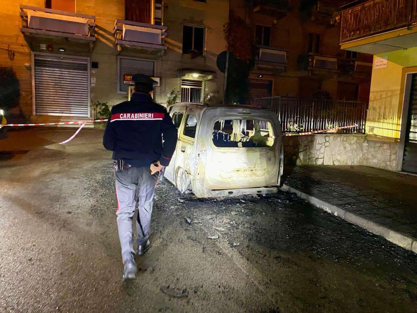 Auto in fiamme nella notte, indagano i Carabinieri