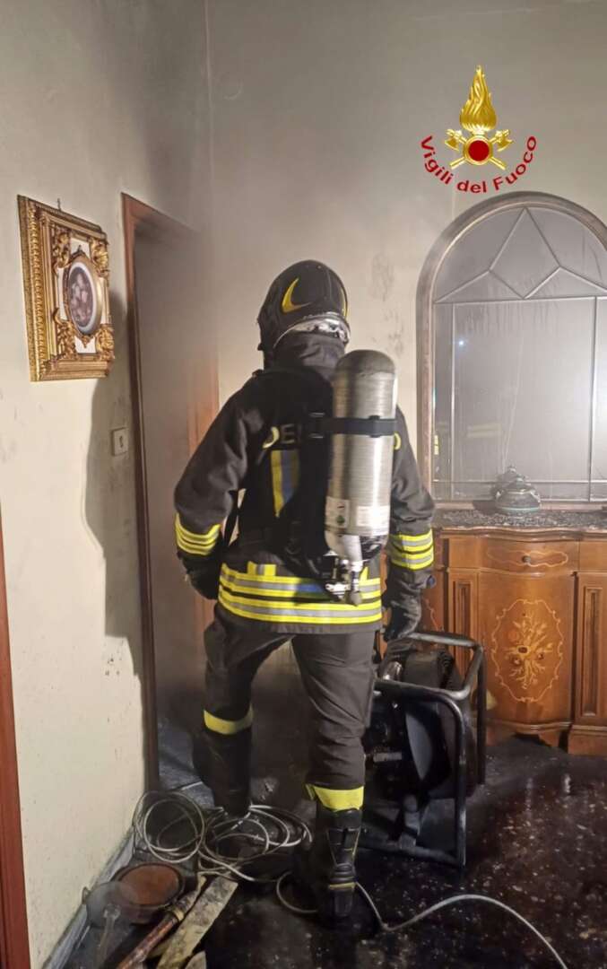 Incendio in via Grisognano: evacuate diverse abitazioni