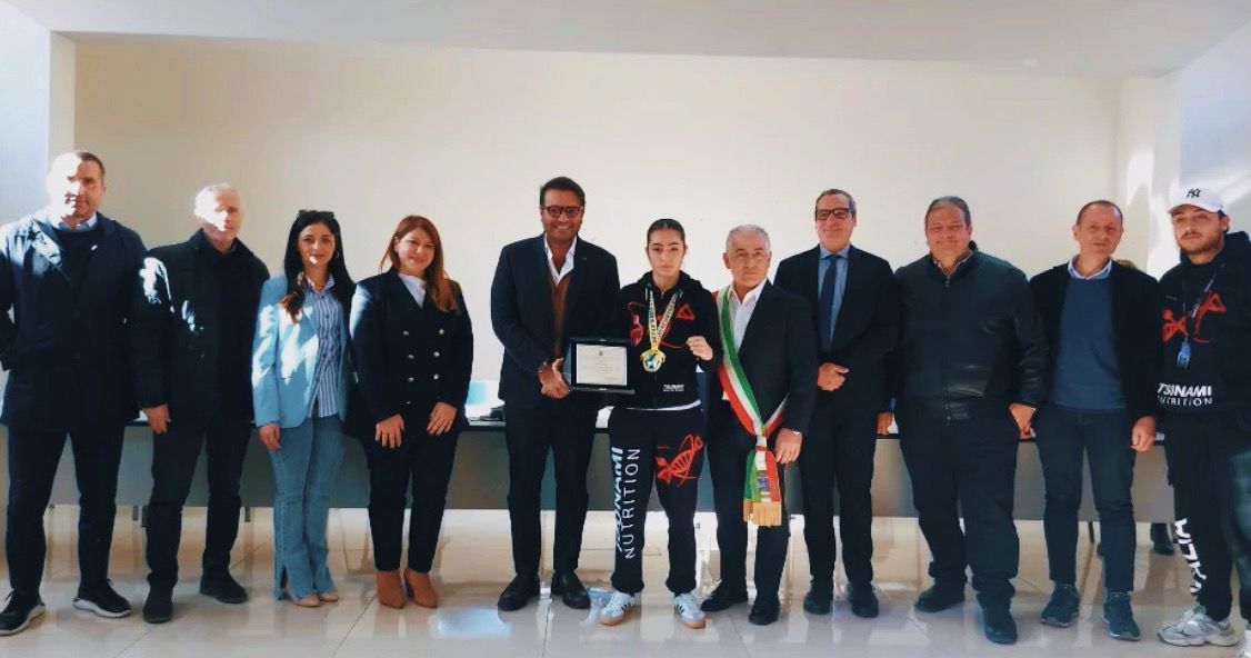 Villa di Briano abbraccia Gabriella, campionessa del mondo di kickboxing