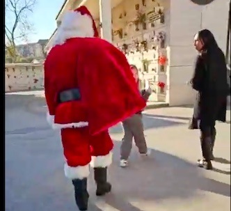 FOTO/ Babbo Natale degli Angeli arriva al cimitero di Avellino